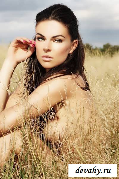 Силинда Свон демонстрирует голую грудь