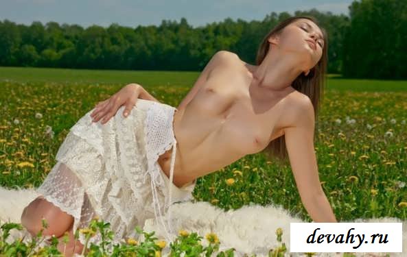 Красивая эротика 18 летней сучки на природе