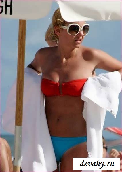 Голая грудь Elisha Cuthbert