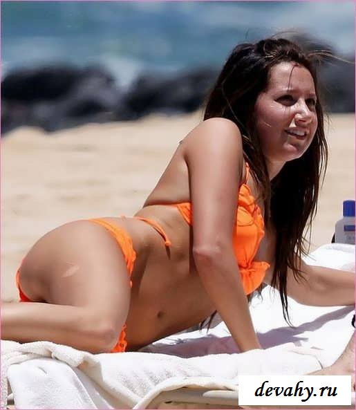 Обнаженная Ashley Tisdale на пляже