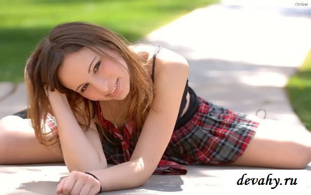 Девушка в парке без трусов (эротика)