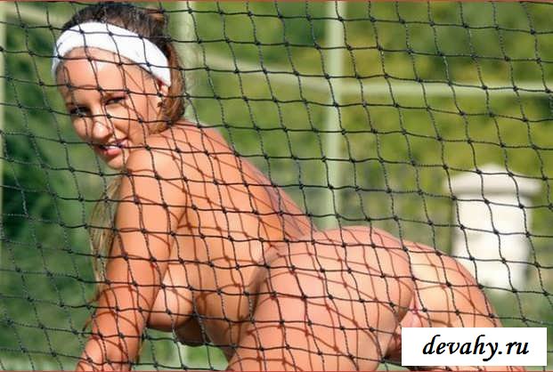 Классная задница голой спортсменки (эротика)