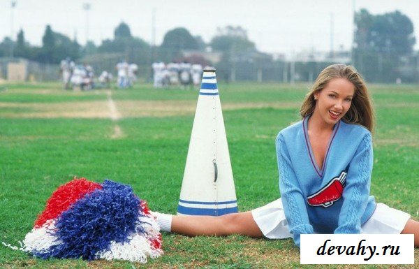 Болельщица снимает с себя форму на стадионе