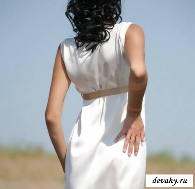 Гигантская пизда раздетой брюнетки  (15 фото эротики)