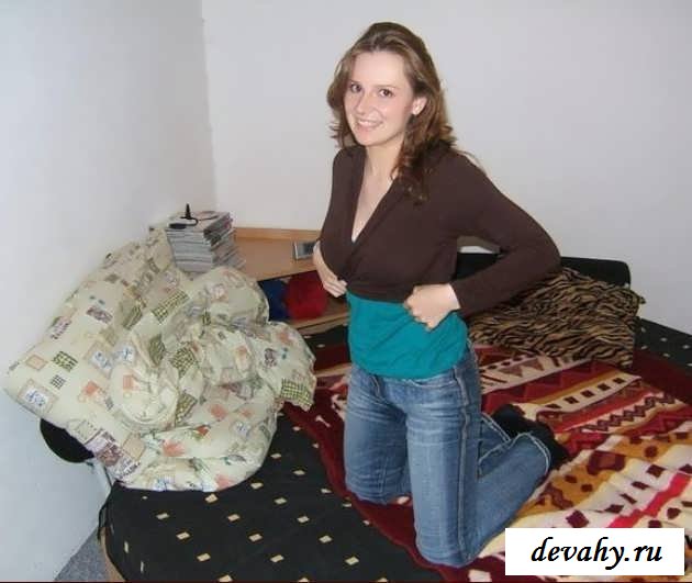 Симпатичная девочка разделась в кровати (эротика)