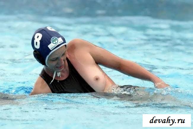 Оголенные груди увлеченных девчат (эротика)