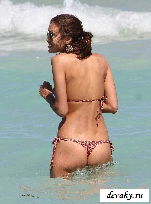Модель Ирина Шейк в бикини на пляже (17 фото эротики)