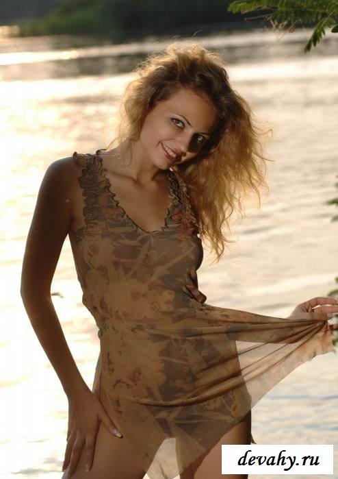 Голые сиськи красотки на берегу озера (16 фото эротики)