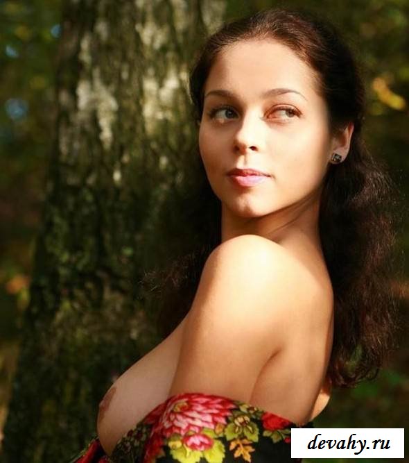 Голая девчонка одна среди берез (15 фото эротики)