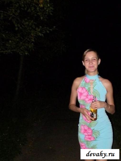 Деваха раздевается ночью в городе  (15 фото эротики)