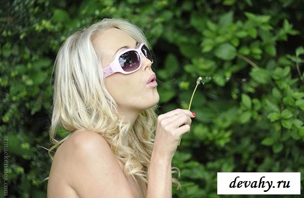 Девица на даче разденется до сисек (15 фото эротики)