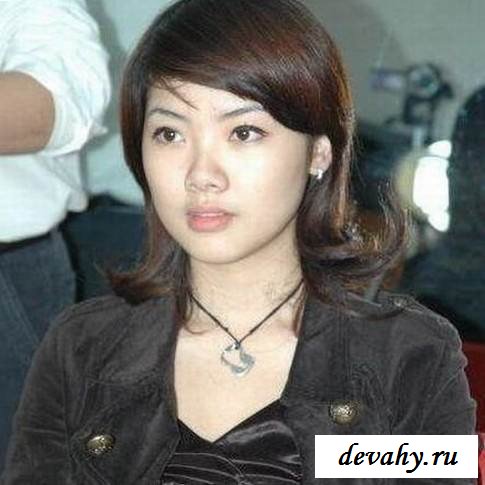 Лишенная волос обнаженная голова китаянки (эротика)