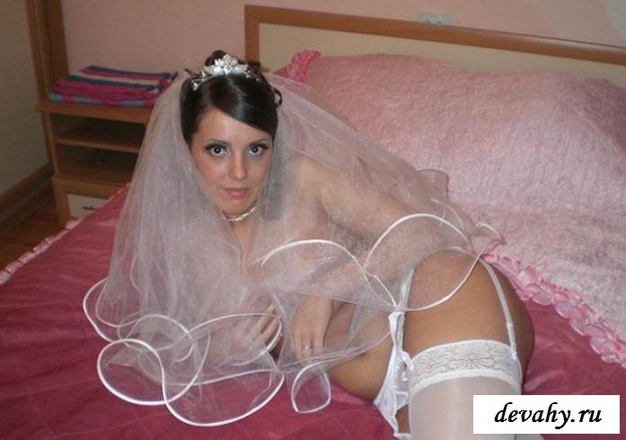 Симпатичные ягодицы голой брюнетки в брачную ночь (эротика)