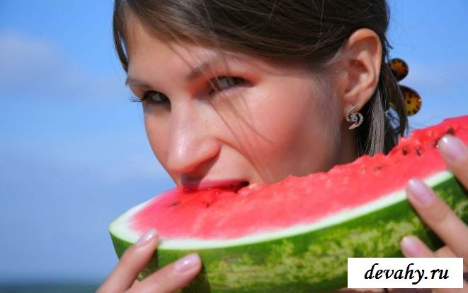 Черноволосая девка с голой киской на песке (эротика)