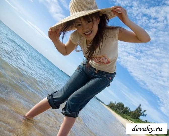 Обнаженная деваха играется на пляже (эротика)