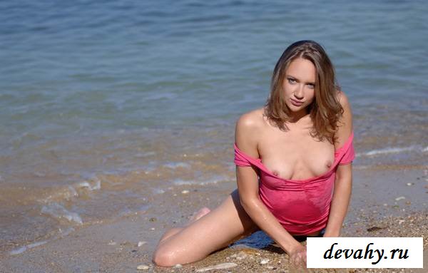 Красивая телочка обнаженной резвится в воде (15 фото эротики)