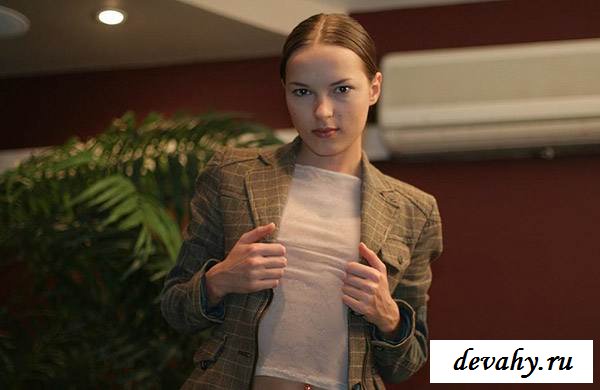 Голая милашка на бильярдном столе (16 фото эротики)