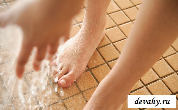 Откровенная милашка принимает душ