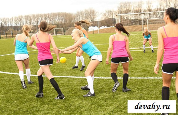 Женская футбольная команда оголилась