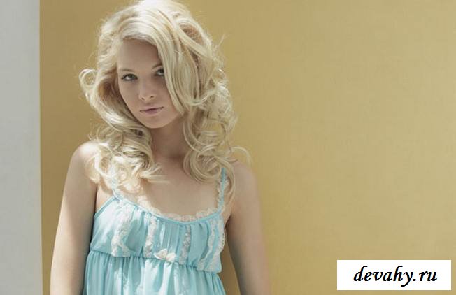 Сладкая писечка голой кудрявой крошки (15 фото эротики)