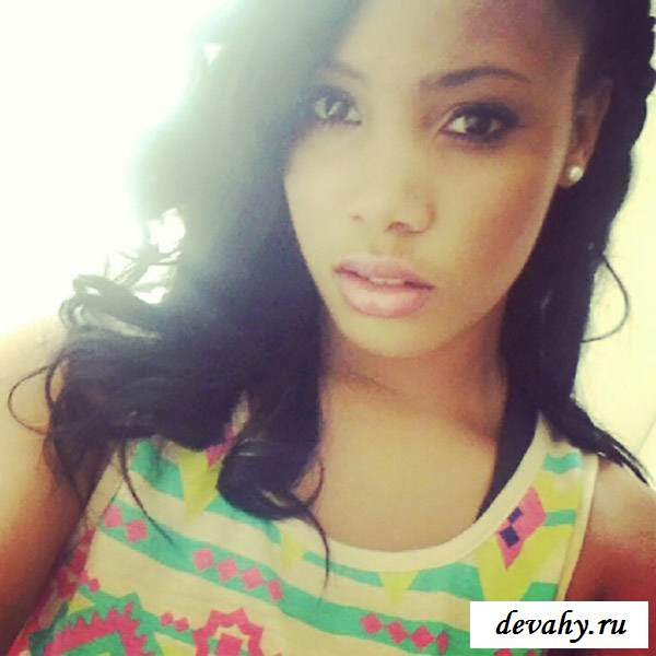 Обнаженные сиськи барышень на селфи (эротика)