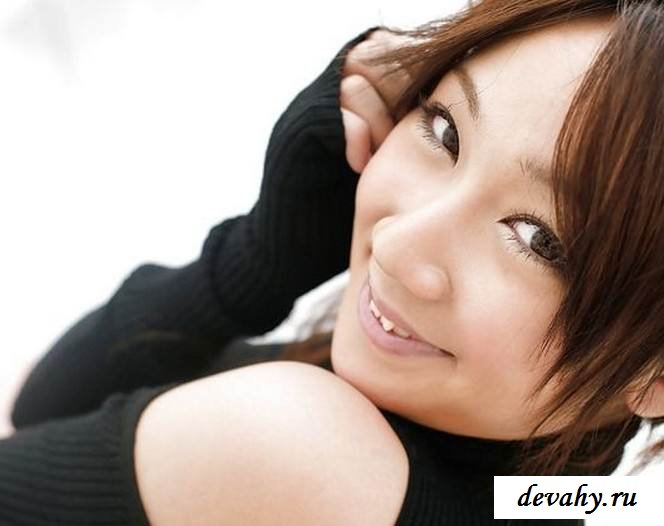 Небритая пиздушка голой девочки (эротика)