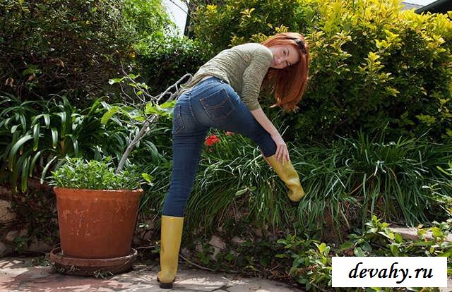 Здоровые сиськи дачницы хозяйки (эротика)