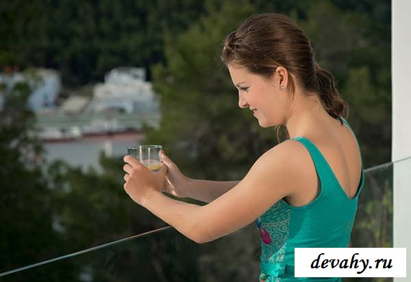 Рабочая мандушка обнаженной молодой брюнетки (16 фото эротики)