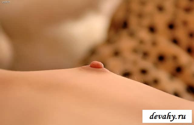 Мокрая пилотка обнаженной высокой телки дома (15 фото эротики)