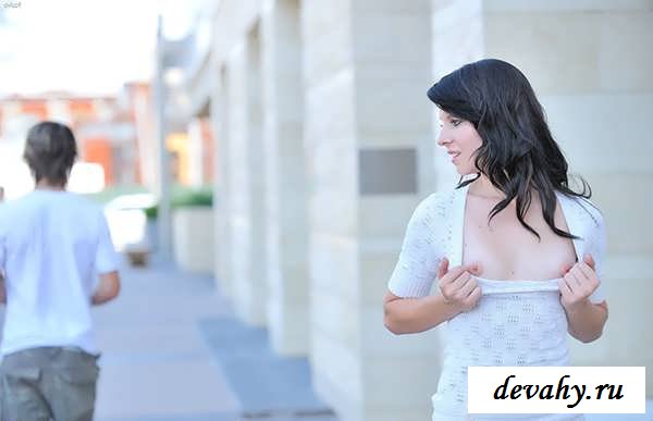 Клевая девочка показывает киску под юбкой (16 фото эротики)