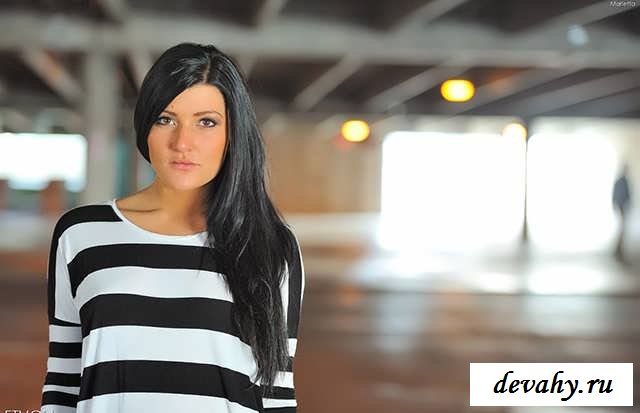 Выбритые губки соблазнительной брюнетки (15 фото эротики)