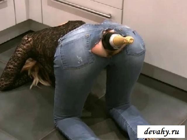 Голая бутылка в жопе у женщин