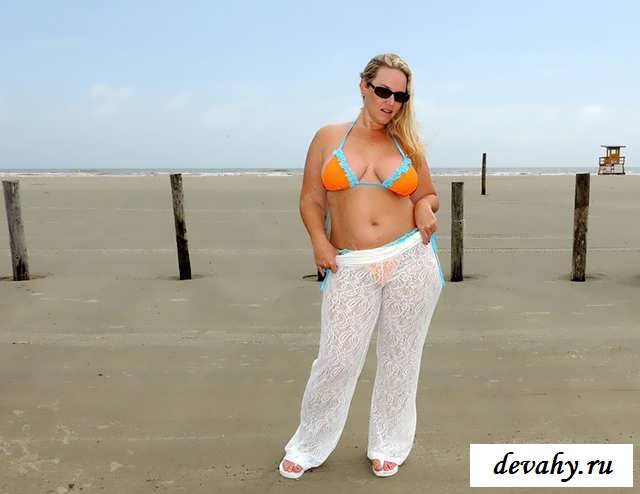 Голая пышка выставила пиздушку на пляже (15 фото эротики)