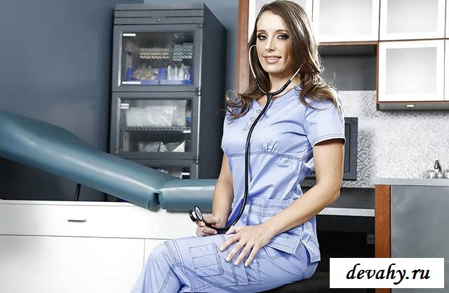 Голая медсестра в своем кабинете без трусиков   (16 фото эротики)