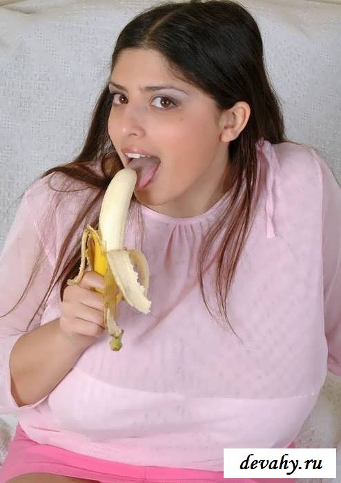 Голые полные отвисшие груди брюнетки (15 фото эротики)