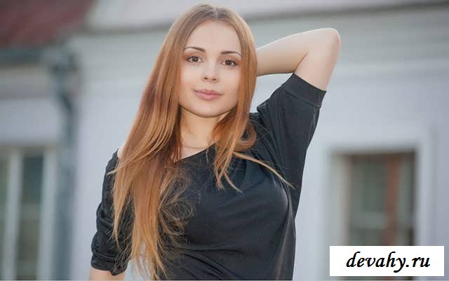 Голая без трусов девушка готовит тортик (15 фото эротики)