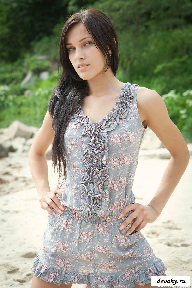 Обнаженная телка кайфует на пляже