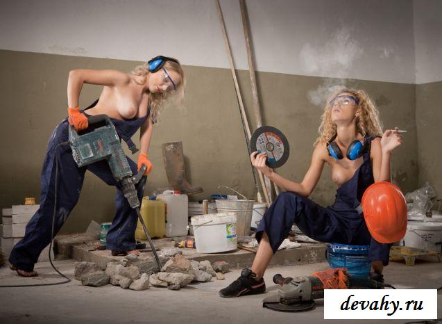 Голые девушки строители в униформе