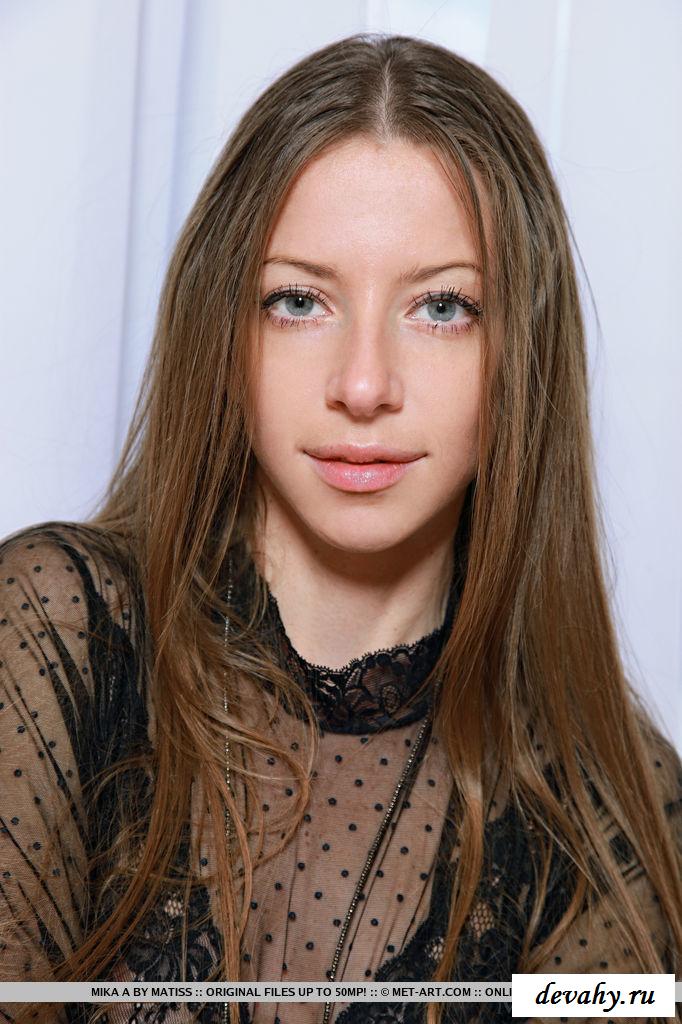 Длинноногая леди обнажается в спальне