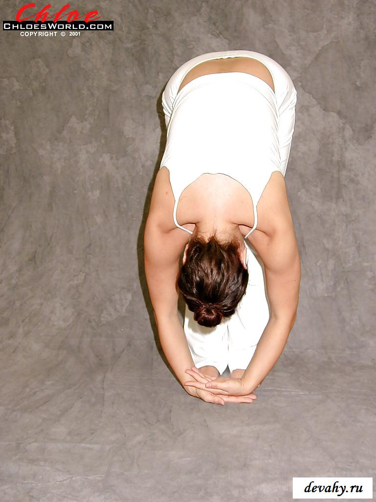 Грудастая обнаженная брюнетка занимается йогой