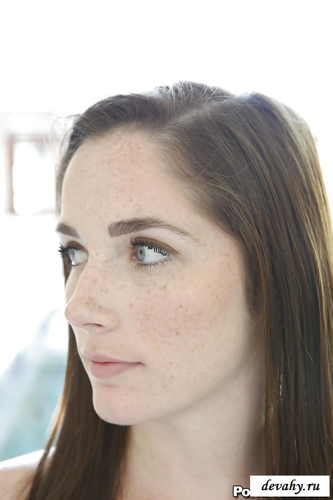 Голая молодая с веснушками на лице раздвинула ноги