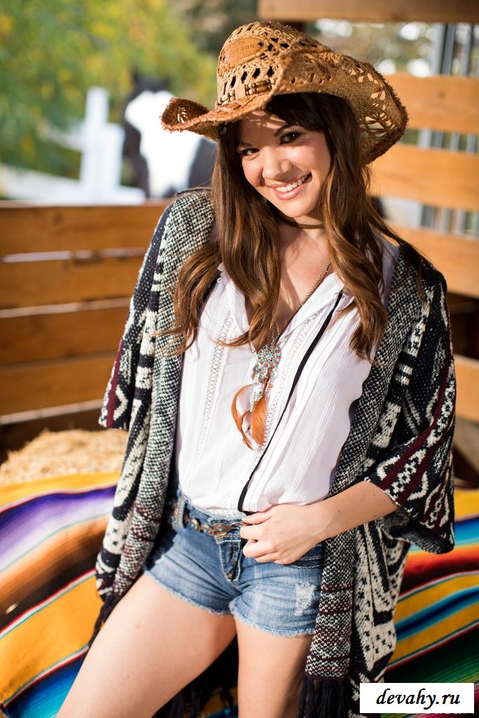 Голая фермерша показала сиськи на сеновале