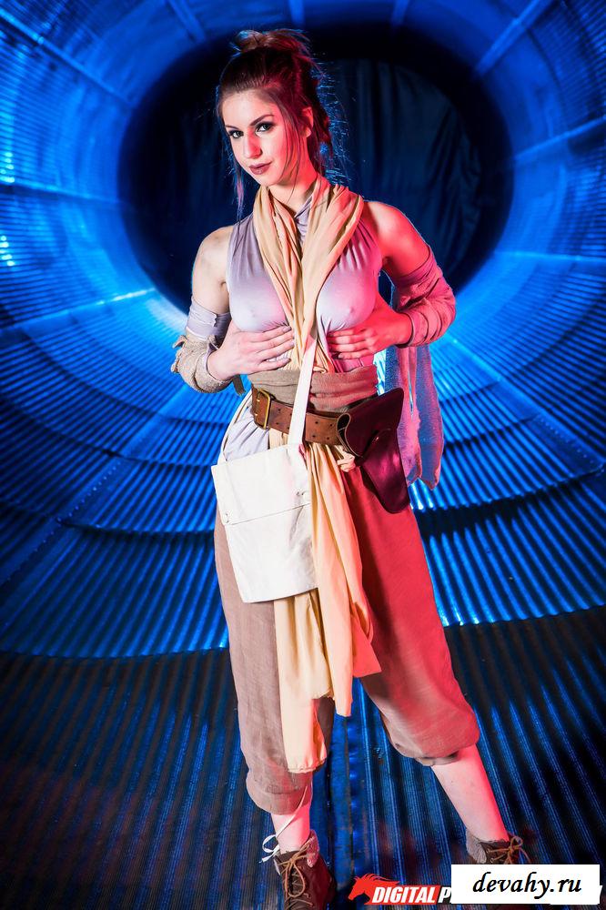 Грудастая актриса эротично оголила дойки на съемках