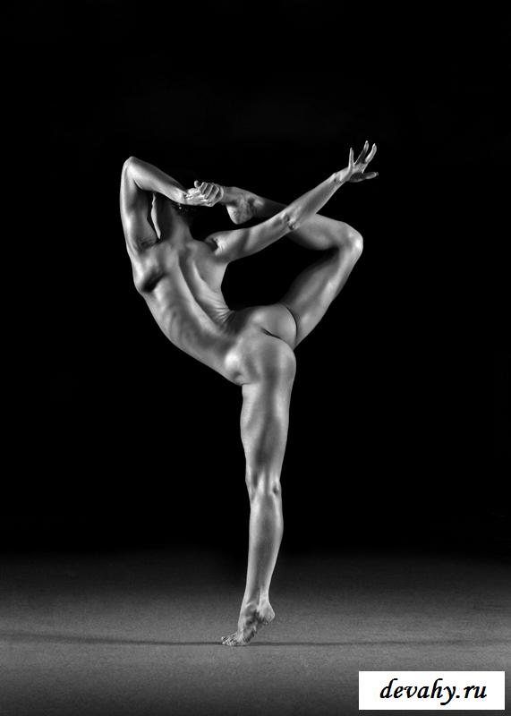 Подборка голых девушек на сцене