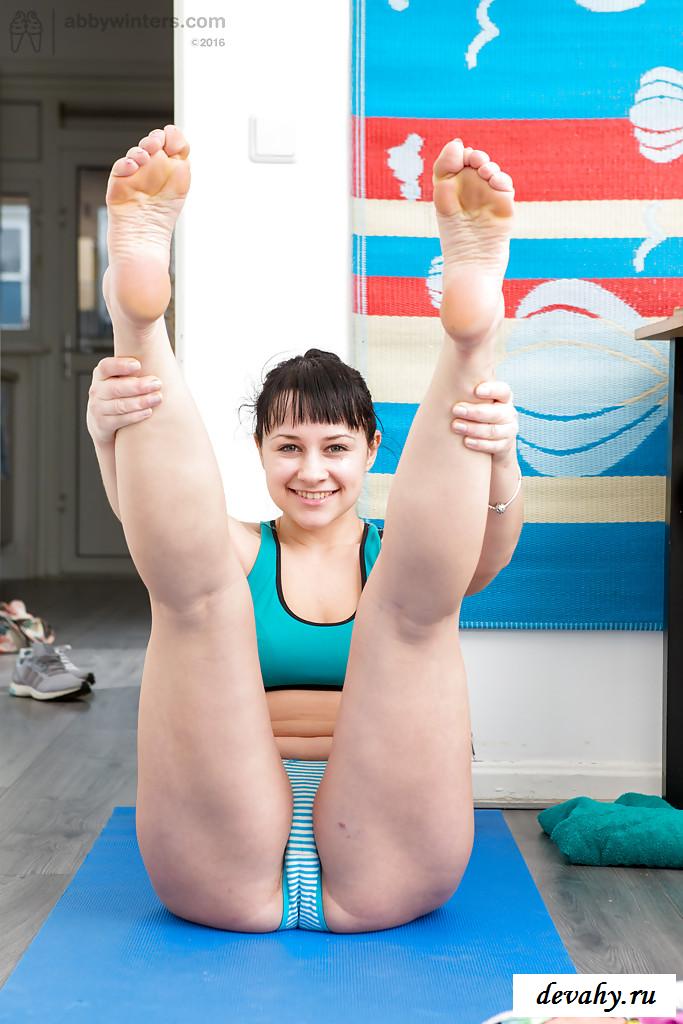 Эротика гибкой девицы на гимнастическом коврике