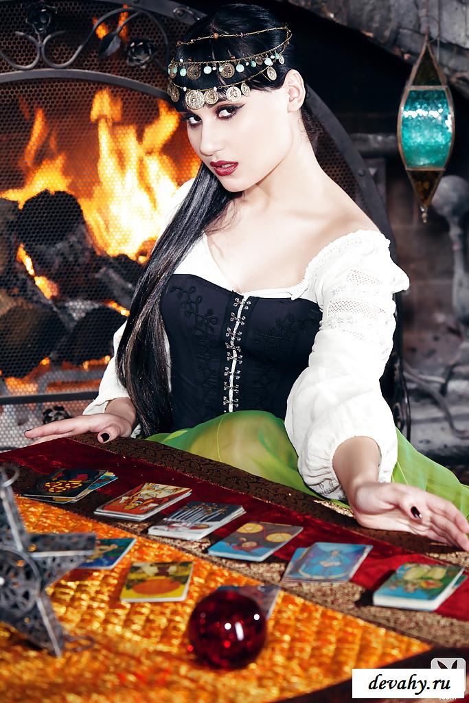 Обнаженная гадалка раскладывает карты (фотографии)