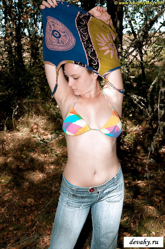 Лесная эротика с обнаженными сиськами