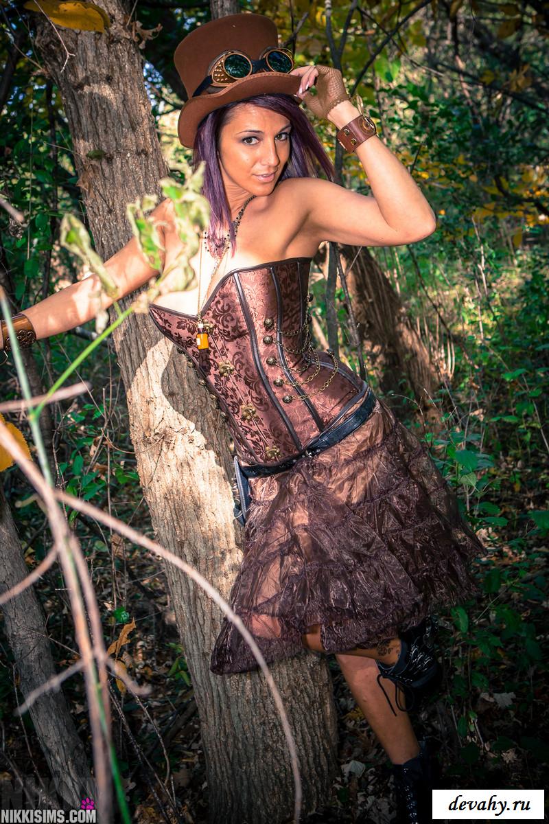 Голая модель в лесу показала сиськи
