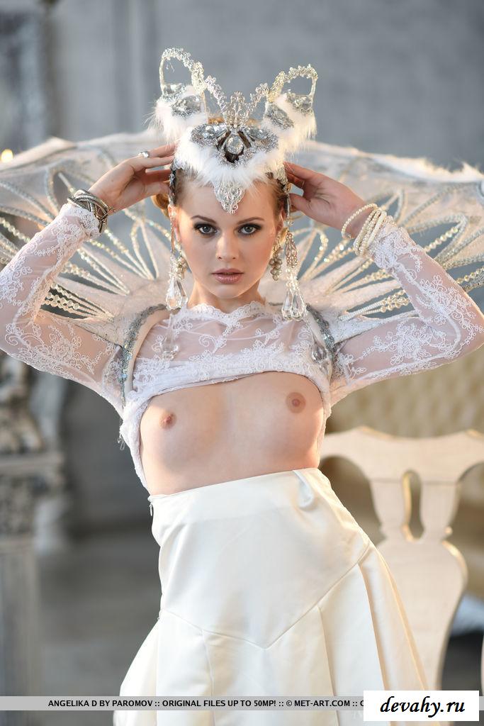 Роскошная голая принцесса в нейлоновых чулках