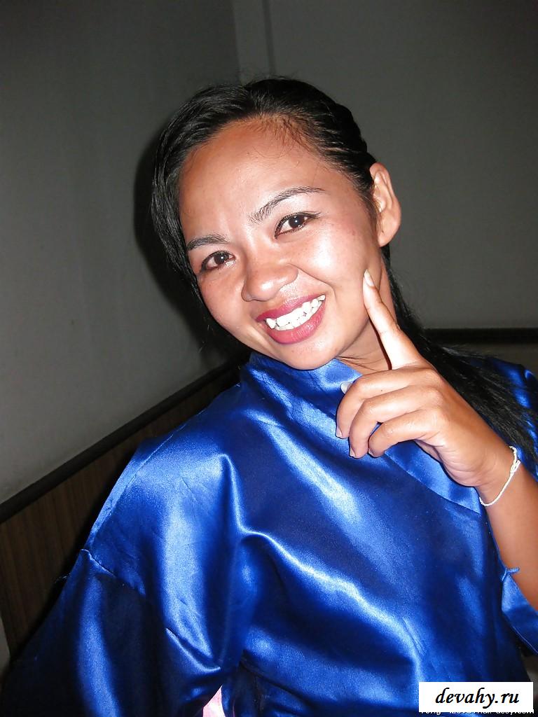 Азиатка эротично лапает киску через трусы